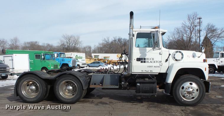 image for item DW9527 1995 Ford LT9000 semi truck