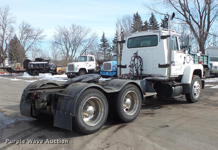 image for item DW9527 1995 Ford LT9000 semi truck