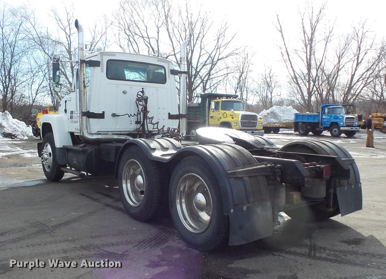 image for item DW9527 1995 Ford LT9000 semi truck