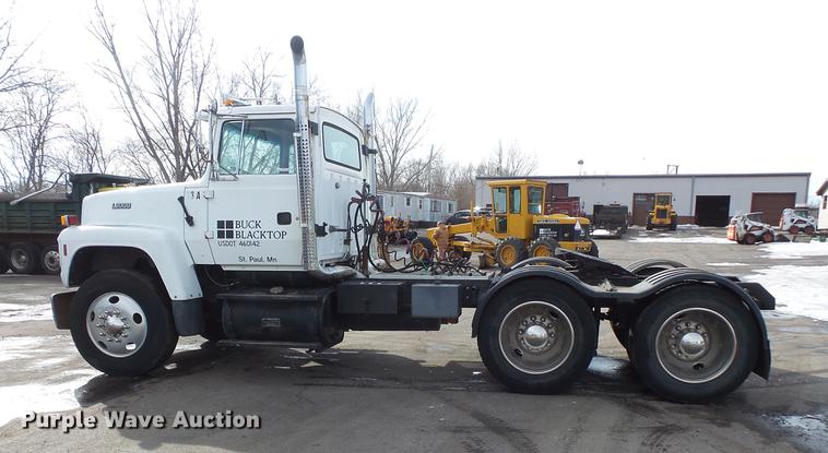 image for item DW9527 1995 Ford LT9000 semi truck