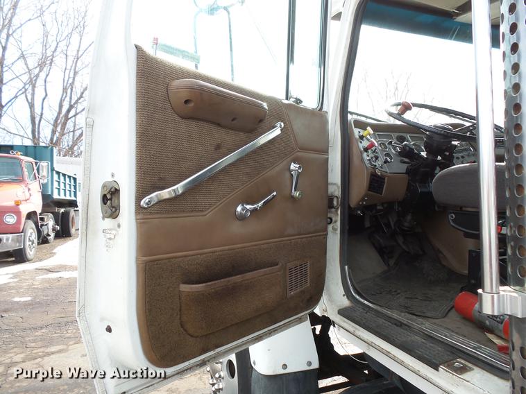 image for item DW9527 1995 Ford LT9000 semi truck