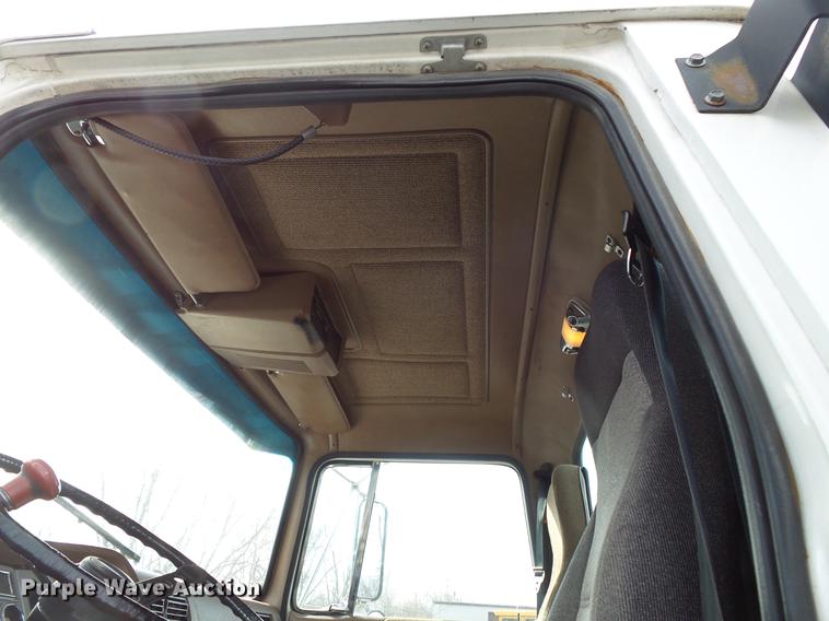 image for item DW9527 1995 Ford LT9000 semi truck