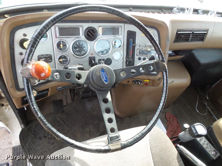 image for item DW9527 1995 Ford LT9000 semi truck