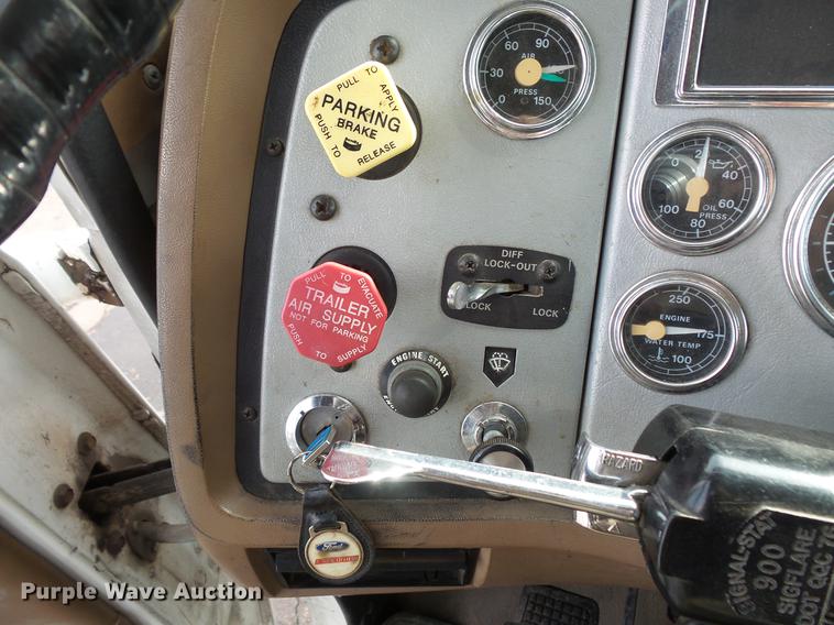 image for item DW9527 1995 Ford LT9000 semi truck