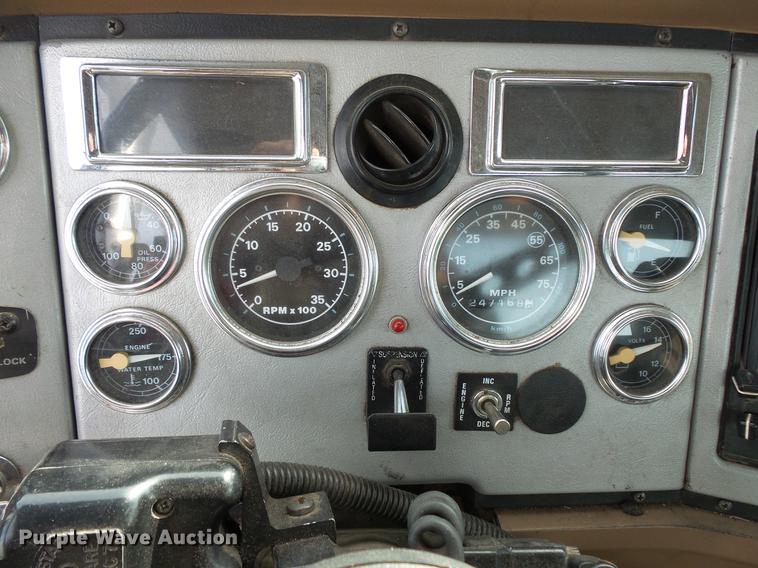 image for item DW9527 1995 Ford LT9000 semi truck