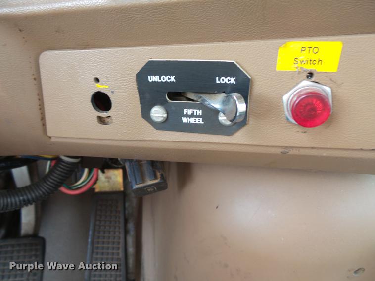 image for item DW9527 1995 Ford LT9000 semi truck