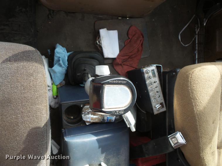 image for item DW9527 1995 Ford LT9000 semi truck