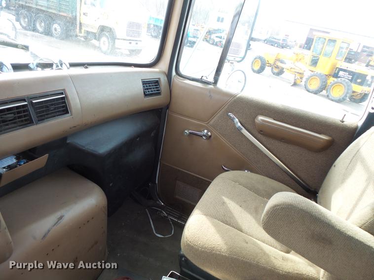 image for item DW9527 1995 Ford LT9000 semi truck