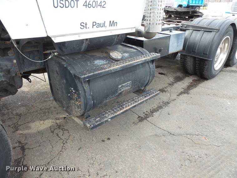 image for item DW9527 1995 Ford LT9000 semi truck