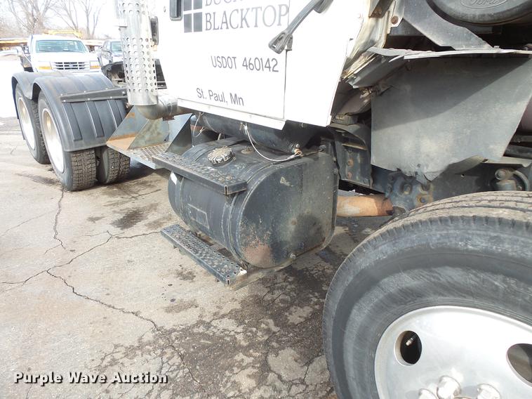 image for item DW9527 1995 Ford LT9000 semi truck