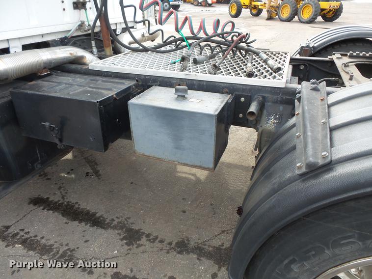 image for item DW9527 1995 Ford LT9000 semi truck