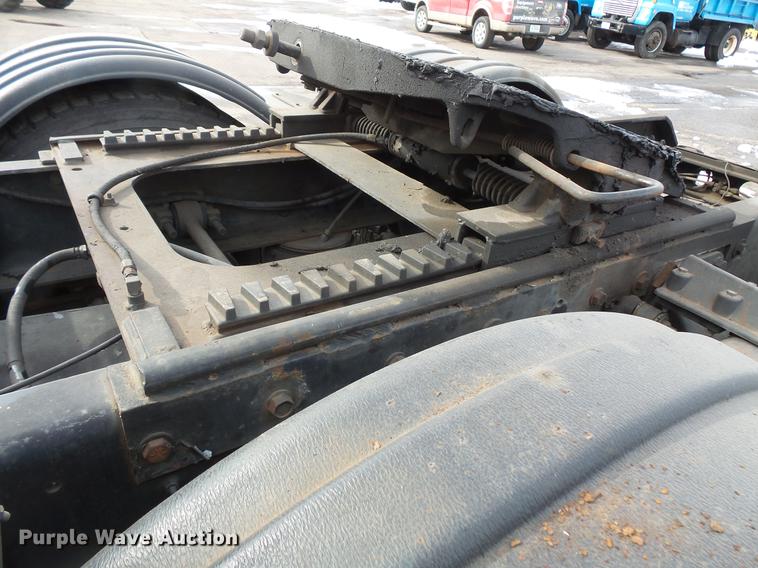 image for item DW9527 1995 Ford LT9000 semi truck