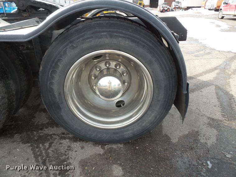 image for item DW9527 1995 Ford LT9000 semi truck