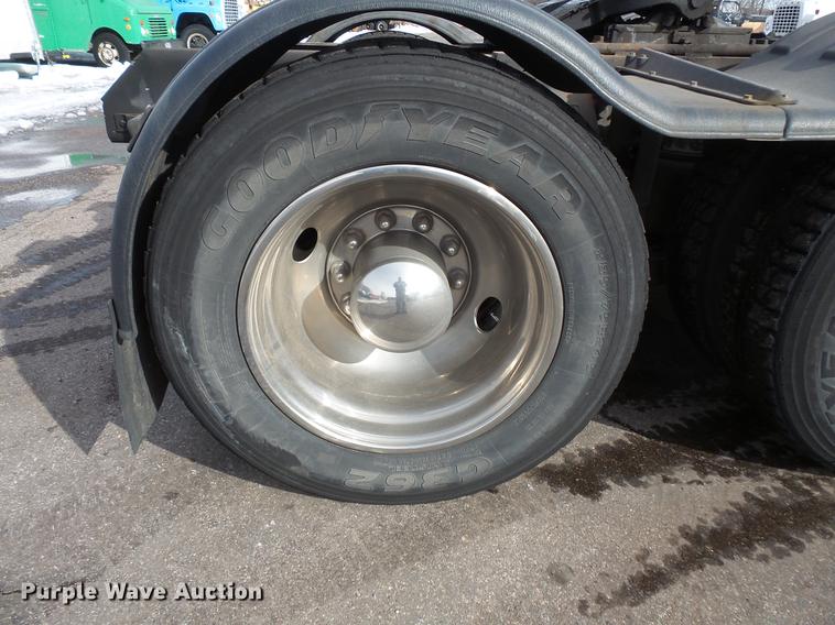 image for item DW9527 1995 Ford LT9000 semi truck