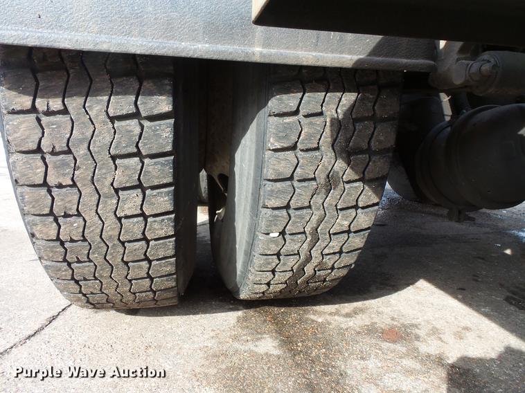 image for item DW9527 1995 Ford LT9000 semi truck