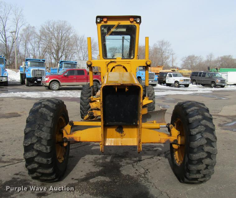 image for item DW9532 1975 John Deere 570A motor grader