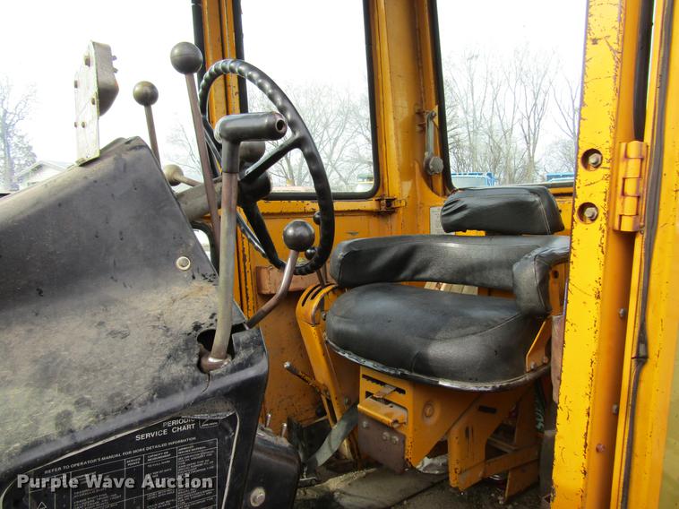 image for item DW9532 1975 John Deere 570A motor grader