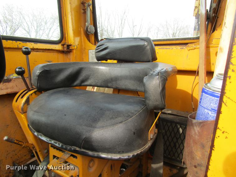 image for item DW9532 1975 John Deere 570A motor grader