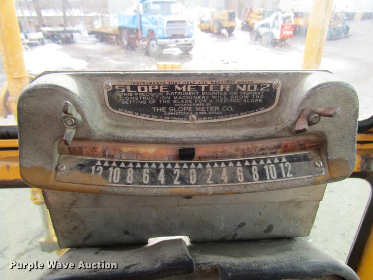 image for item DW9532 1975 John Deere 570A motor grader