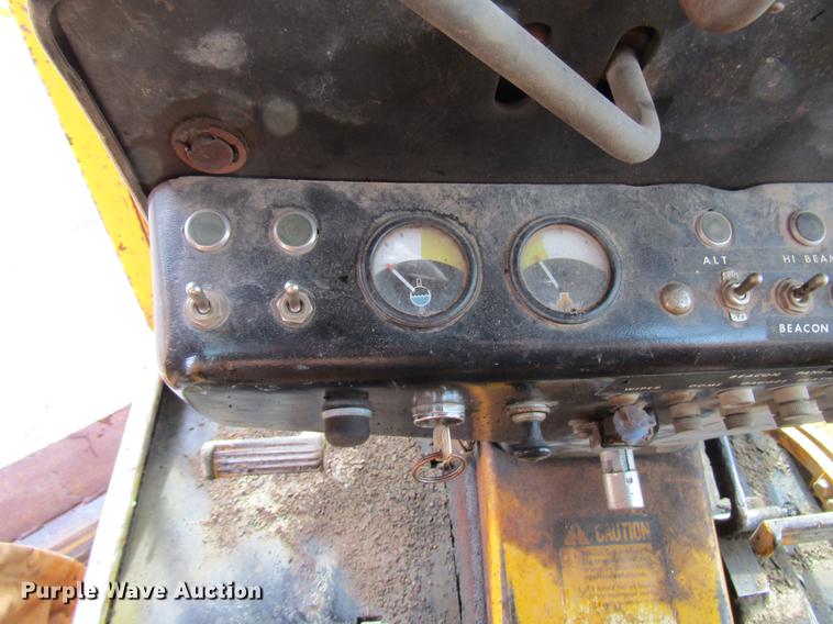 image for item DW9532 1975 John Deere 570A motor grader