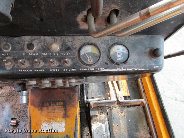 image for item DW9532 1975 John Deere 570A motor grader