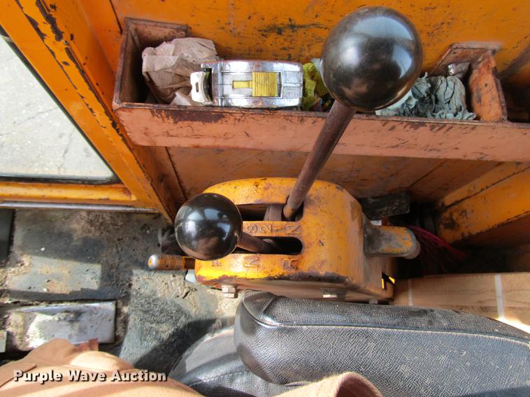 image for item DW9532 1975 John Deere 570A motor grader