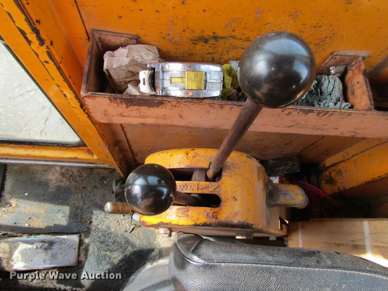 image for item DW9532 1975 John Deere 570A motor grader