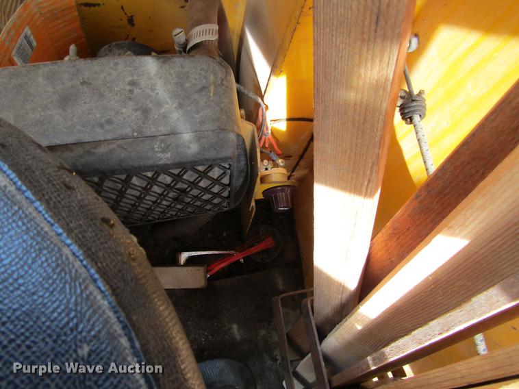 image for item DW9532 1975 John Deere 570A motor grader