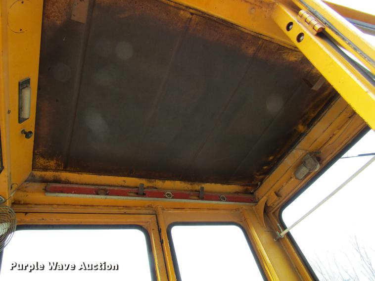 image for item DW9532 1975 John Deere 570A motor grader