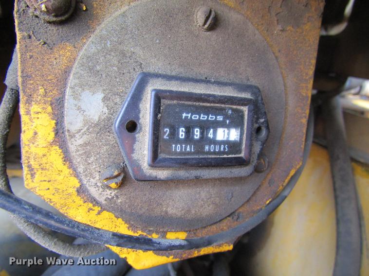 image for item DW9532 1975 John Deere 570A motor grader