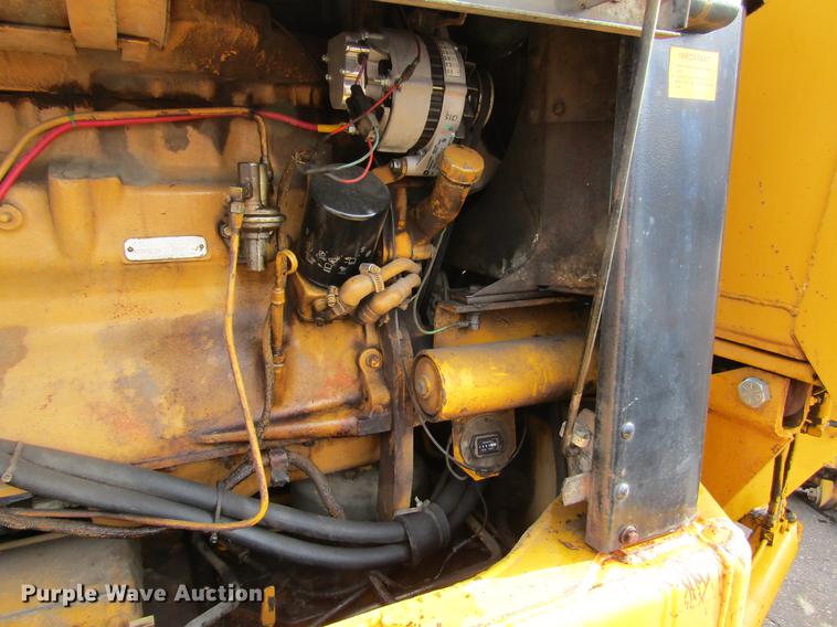 image for item DW9532 1975 John Deere 570A motor grader