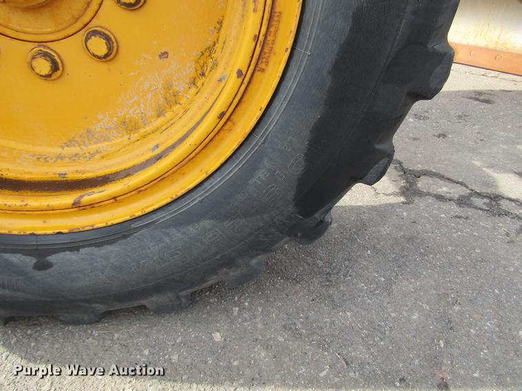 image for item DW9532 1975 John Deere 570A motor grader