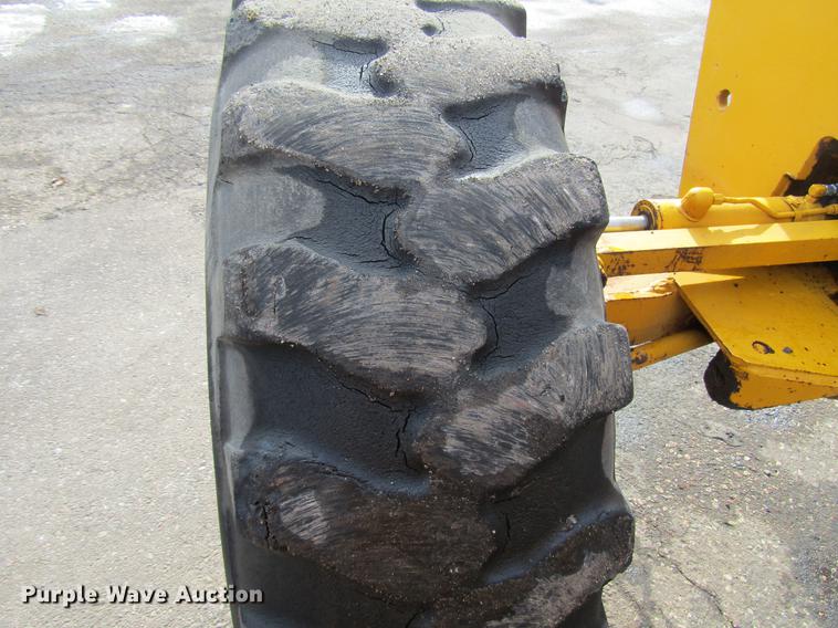 image for item DW9532 1975 John Deere 570A motor grader