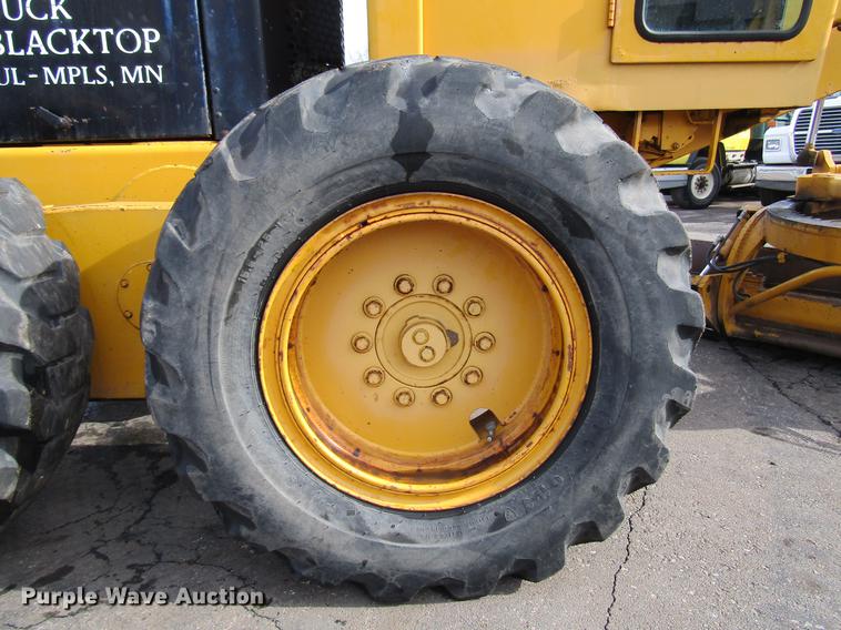 image for item DW9532 1975 John Deere 570A motor grader