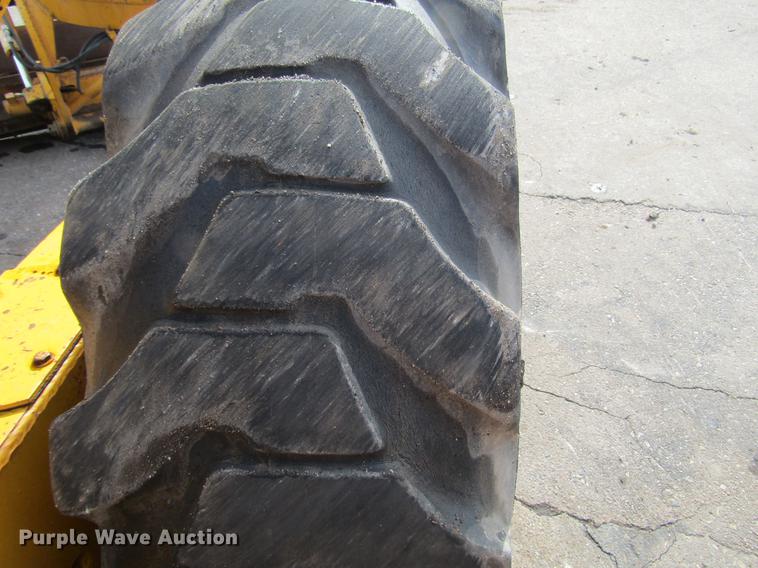 image for item DW9532 1975 John Deere 570A motor grader