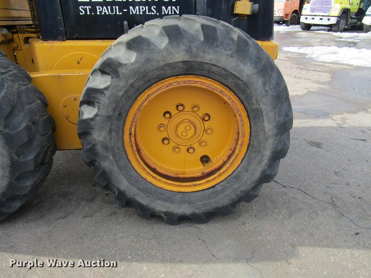 image for item DW9532 1975 John Deere 570A motor grader