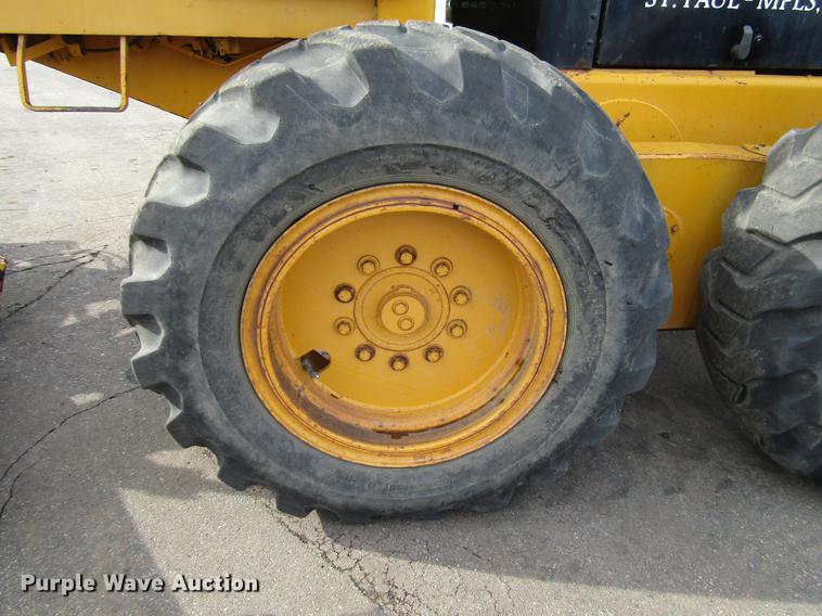 image for item DW9532 1975 John Deere 570A motor grader