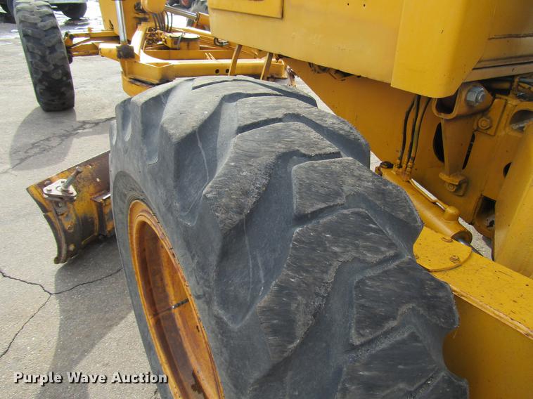 image for item DW9532 1975 John Deere 570A motor grader