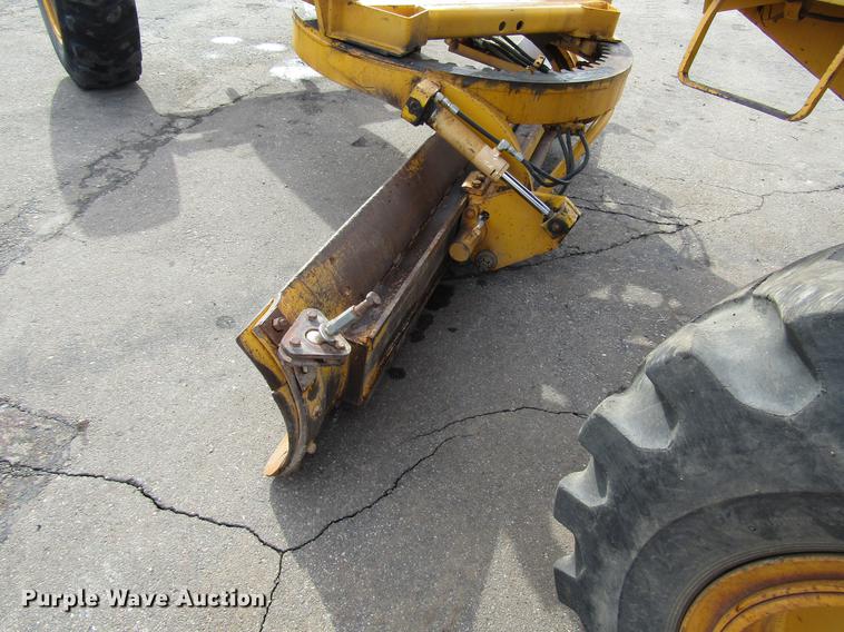image for item DW9532 1975 John Deere 570A motor grader
