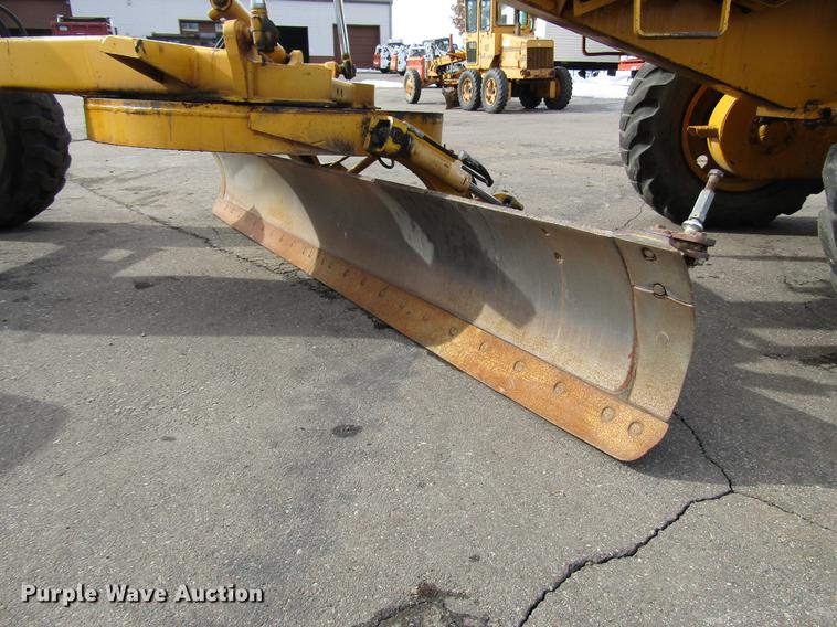 image for item DW9532 1975 John Deere 570A motor grader