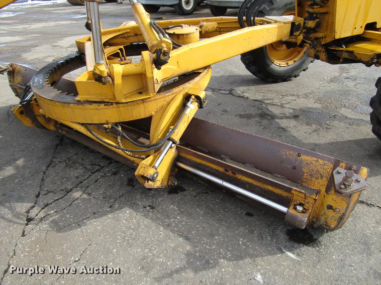 image for item DW9532 1975 John Deere 570A motor grader