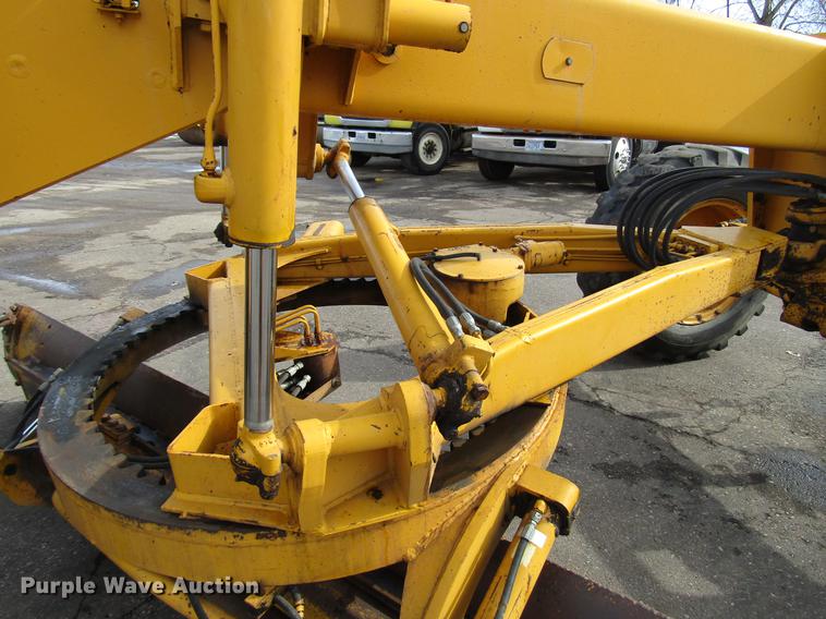 image for item DW9532 1975 John Deere 570A motor grader