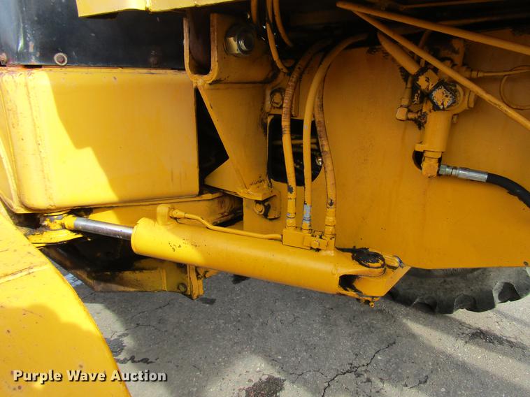 image for item DW9532 1975 John Deere 570A motor grader