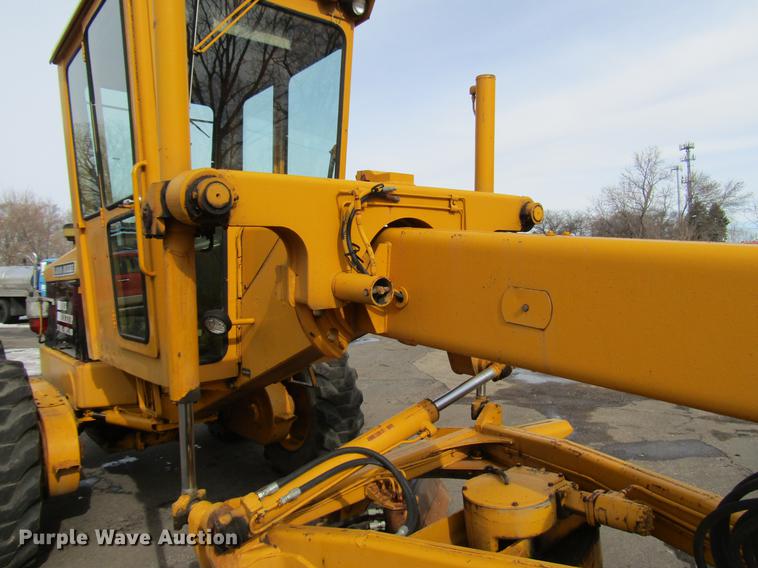 image for item DW9532 1975 John Deere 570A motor grader