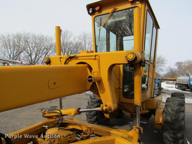 image for item DW9532 1975 John Deere 570A motor grader