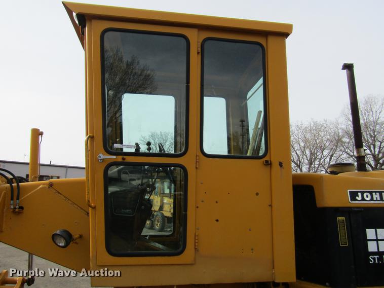 image for item DW9532 1975 John Deere 570A motor grader
