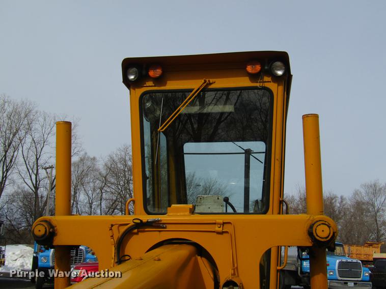 image for item DW9532 1975 John Deere 570A motor grader