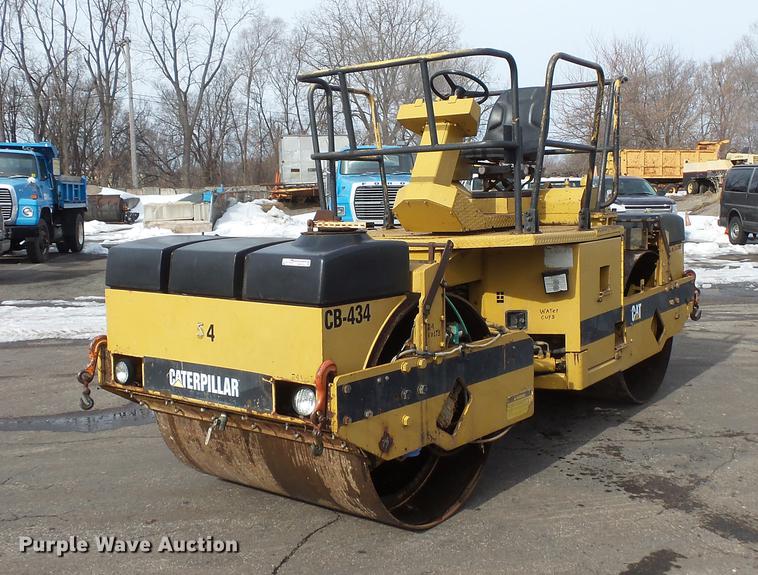 image for item DW9533 1991 Caterpillar CB-434 double drum vibratory roller