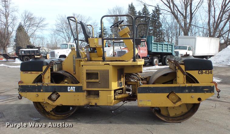 image for item DW9533 1991 Caterpillar CB-434 double drum vibratory roller