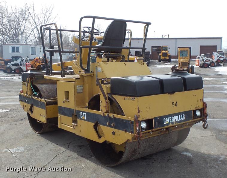 image for item DW9533 1991 Caterpillar CB-434 double drum vibratory roller